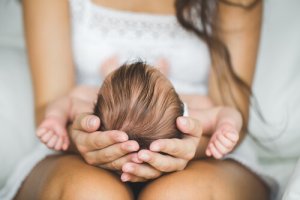 Pourquoi est-ce que je me sens ainsi ? Le cocktail émotionnel post-partum
