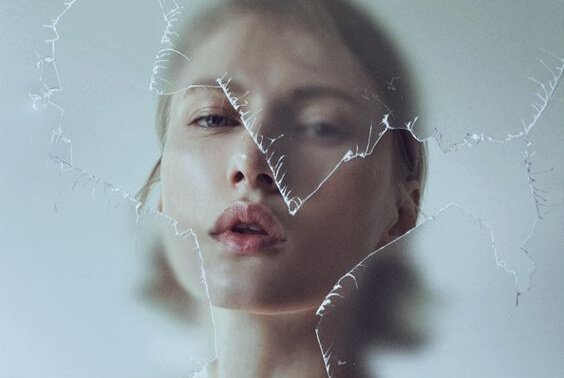 femme ayant des nausées émotionnelles