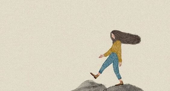 fille marchant sur des montagnes