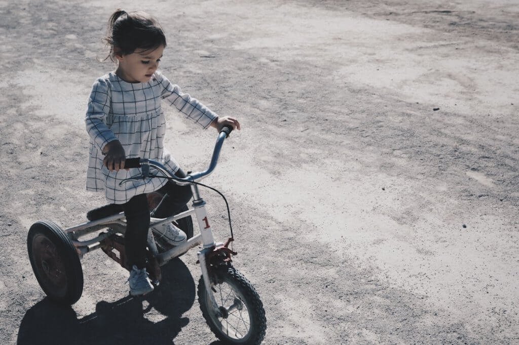 petite fille faisant du vélo
