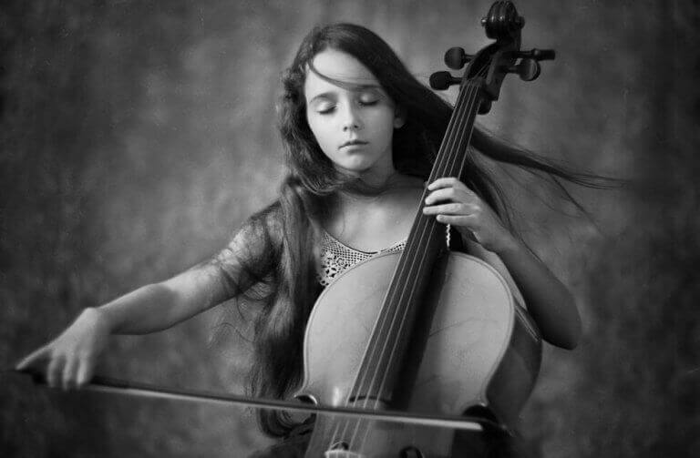 fille jouant du violoncelle 