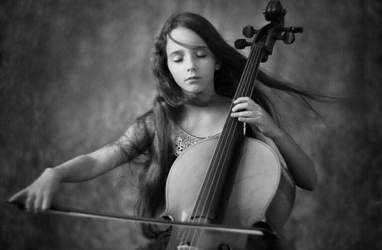 jeune fille jouant du violoncelle