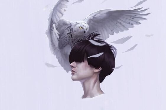 aigle sur la tête d'une femme