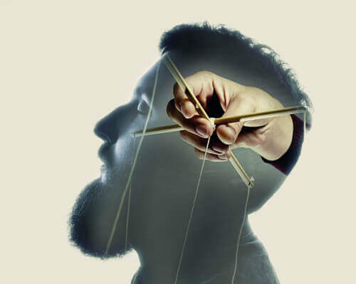 homme avec mensonge répété dans le cerveau