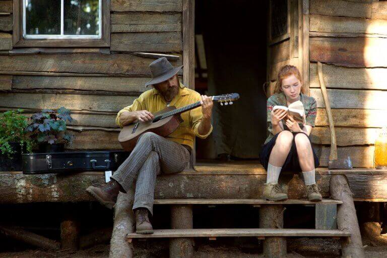 homme jouant de la guitare avec sa fille