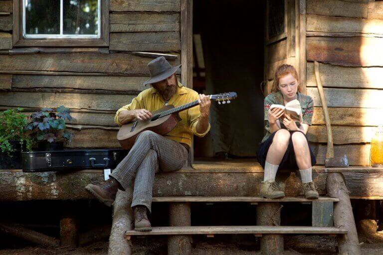 homme jouant de la guitare avec sa fille