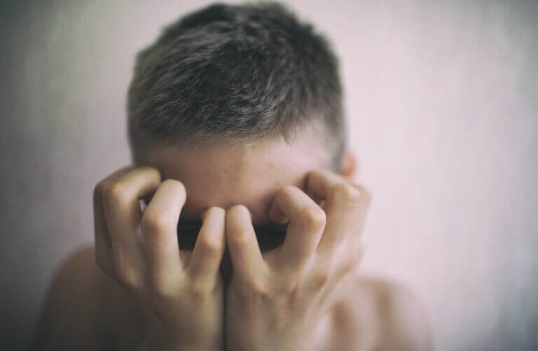 homme perdant le contrôle