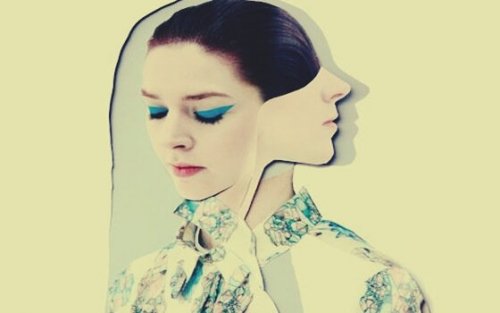 jeune femme au visage double