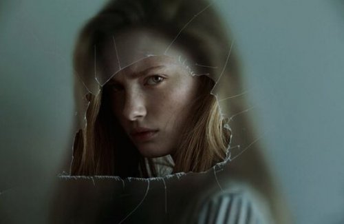jeune femme avec émotions négatives
