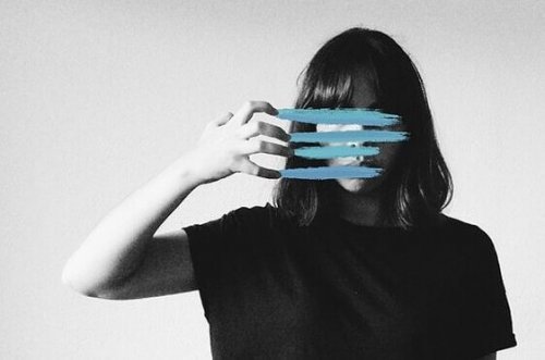 jeune fille avec des rayures bleues sur le visage