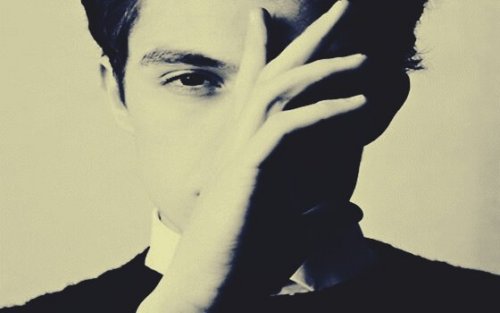 jeune homme qui marque la différence entre les actes et les paroles