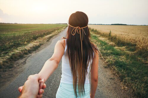 femme tenant la main d'un homme