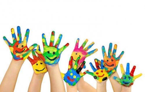 mains d'enfants