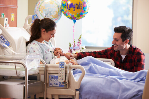 couple et leur bébé venant de naître