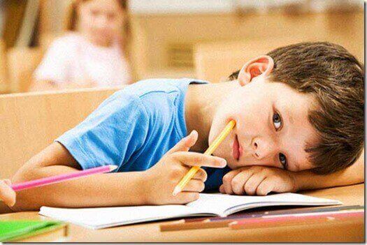 petit garçon ayant un apprentissage lent