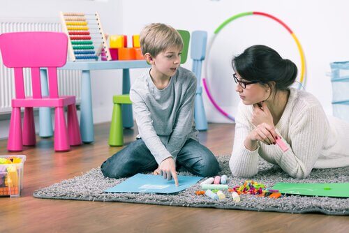 psychologue avec un enfant