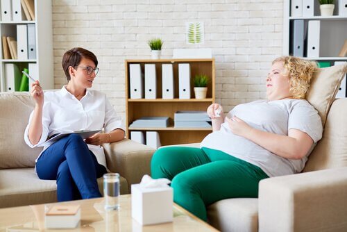 femme souffrant d'obésité en consultation avec une psychologue