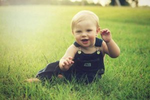Les différentes étapes de l'évolution du bébé entre les 7 et 8 premiers mois de sa vie