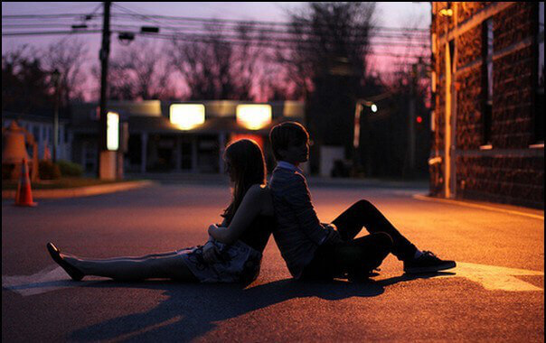 couple jeune assis dans rue