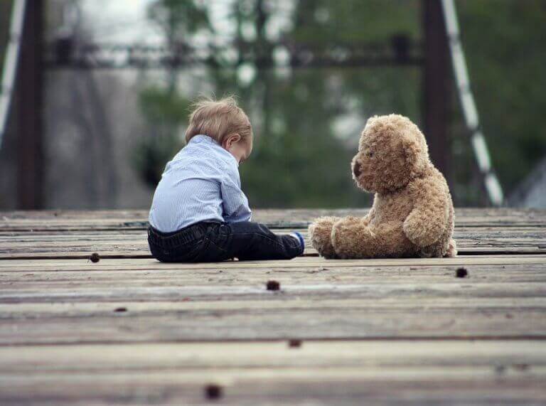 enfant avec un ours en peluche