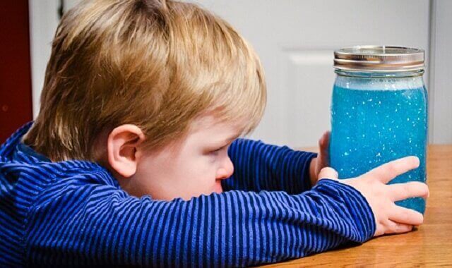enfant avec sa bouteille de retour au calme