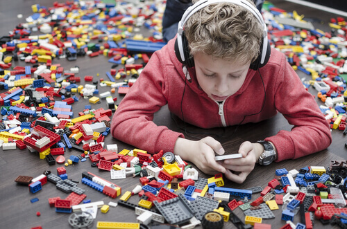 enfant avec un téléphone portable