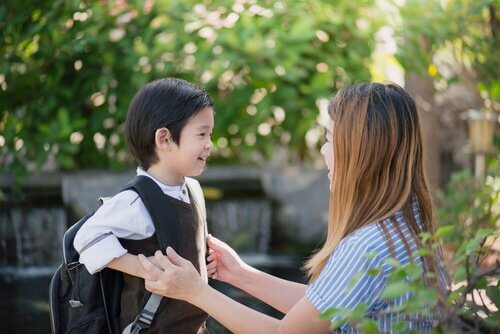 jeune enfant allant à l'école