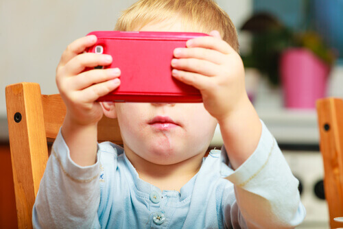 enfant avec un téléphone portable
