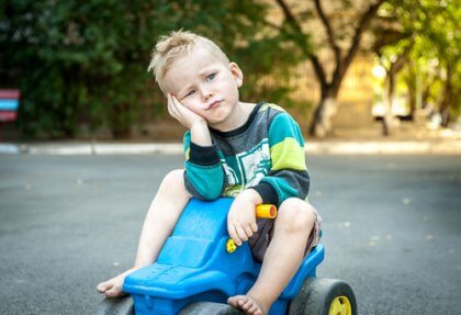 enfant qui s'ennuie