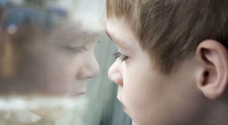 enfant regardant par la fenêtre