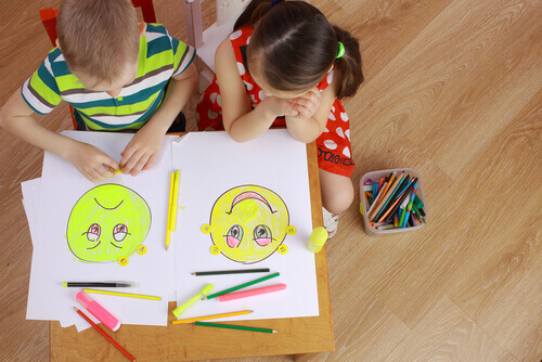 enfants qui dessinent