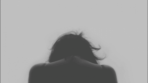 femme avec la tête baissée
