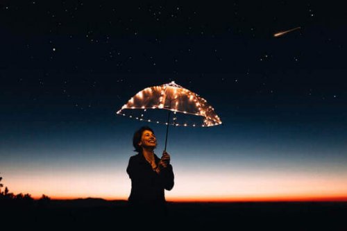 femme avec parapluie