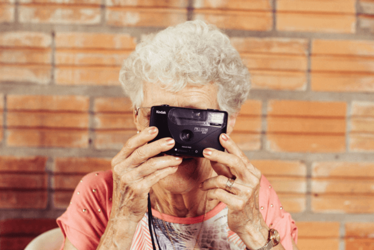 personne atteinte de démence avec un appareil photo
