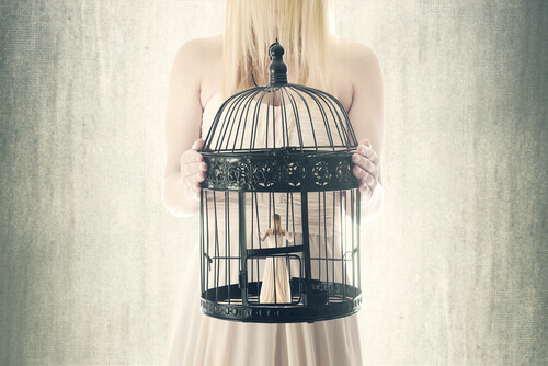 femme dans une cage du fait de son manque de défense appris