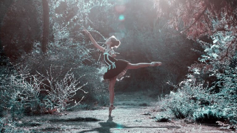 femme qui danse dans la forêt