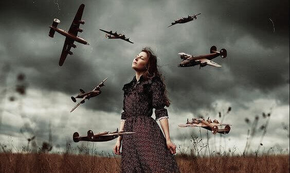 femme cernée d'avions