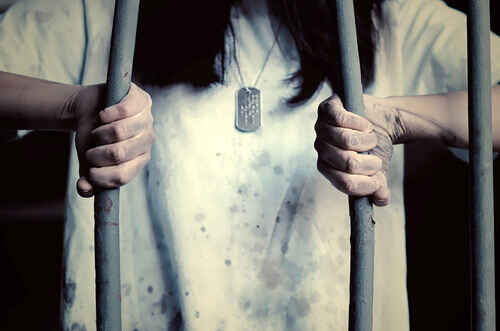 femme emprisonnée par son manque de défense appris