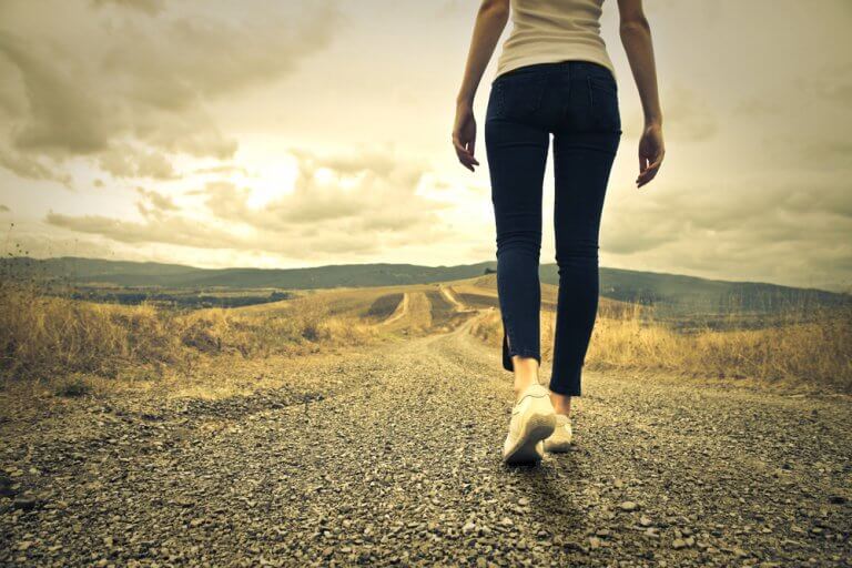 femme qui avance sur un chemin