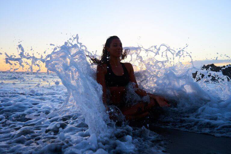 femme méditant dans la mer