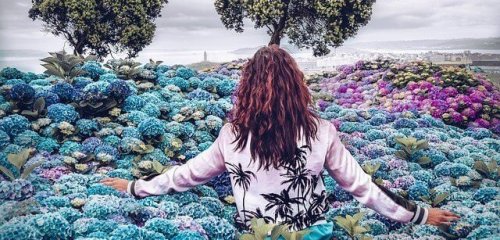 femme qui avance entre les fleurs