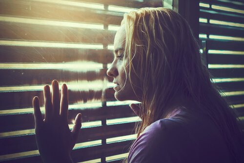 femme qui veut trouver le bon chemin