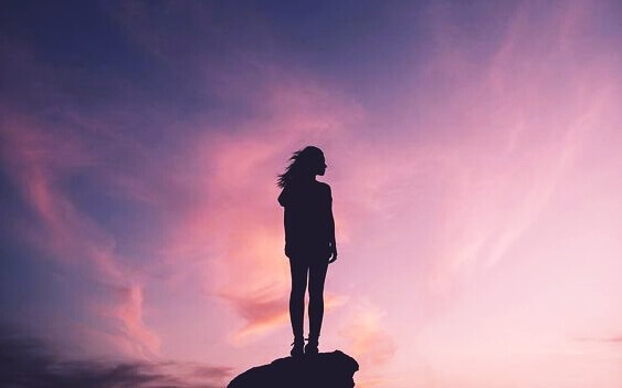 femme sur un promontoire au crépuscule