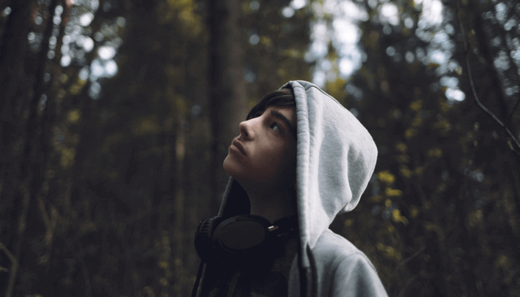 adolescent dans la forêt