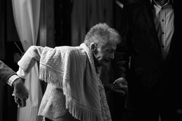 personne atteinte de démence que l'on aide à se lever