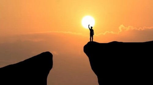 homme au bord d'un précipice