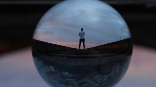 homme dans une sphère