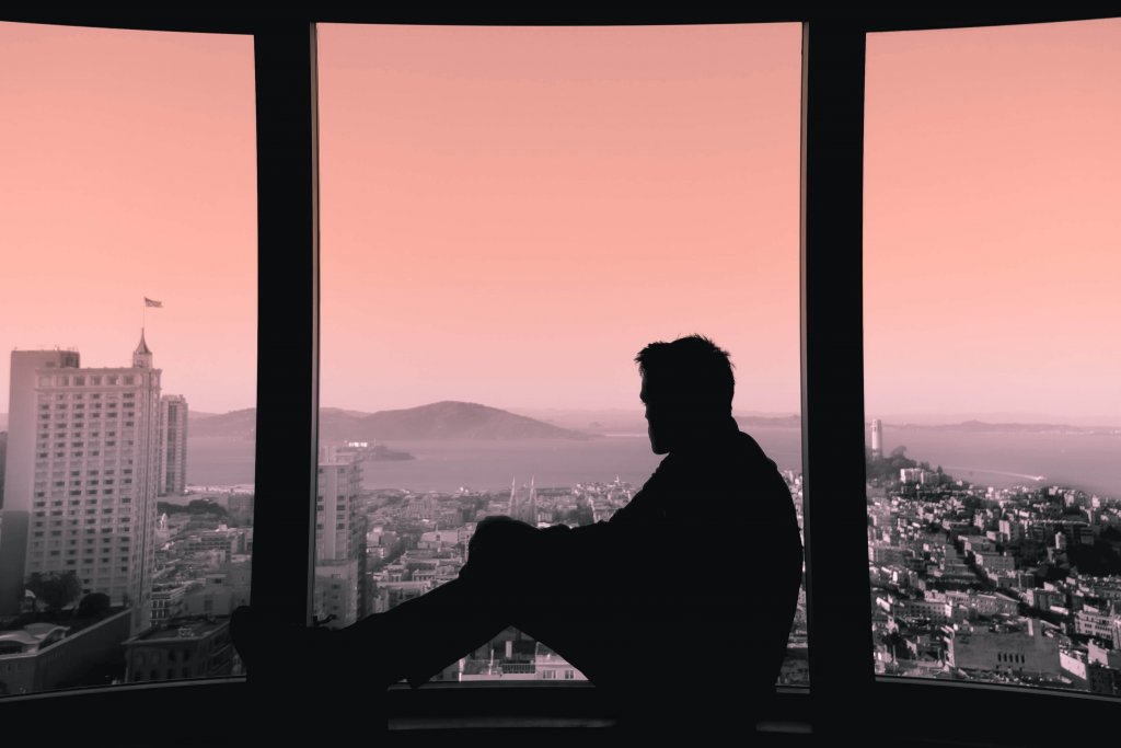 homme qui pense à quelqu'un qui lui manque