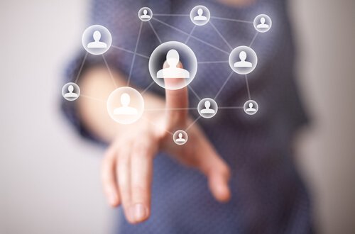 personne sélectionnant une icone