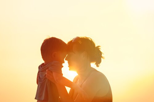 enfant autiste avec sa mère